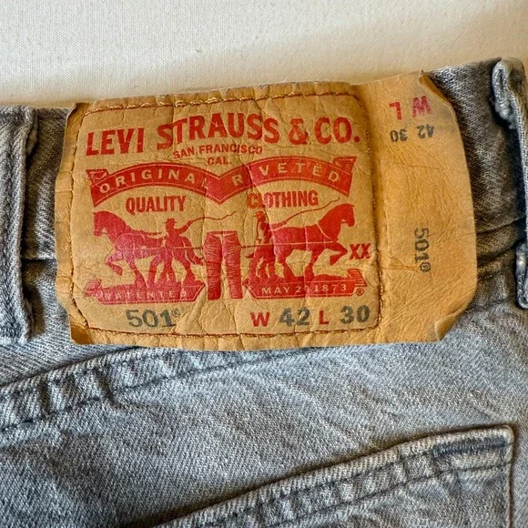 Levis 501 Jeans Mens‎ 42x30 Gray Button Fly Straight White Oak Cone Denim - Picture 3 of 7